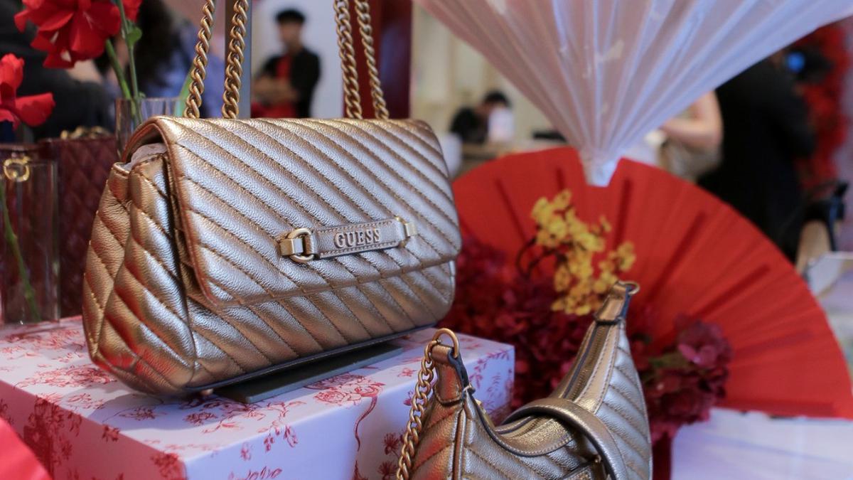 Koleksi GUESS Accessories untuk Sambut Tahun Baru Imlek 2025: Tas Tangan Motif Python Curi Atensi