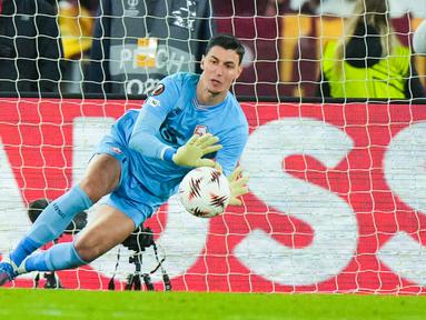 Kiper Lille, Berke Ozer, berhasil menghalau tendangan penalti AS Roma pada matchday kedua Liga Europa di Stadion Olimpico, Roma, Kamis (2/10/2025) malam WIB. (AP Photo/Andrew Medichini)