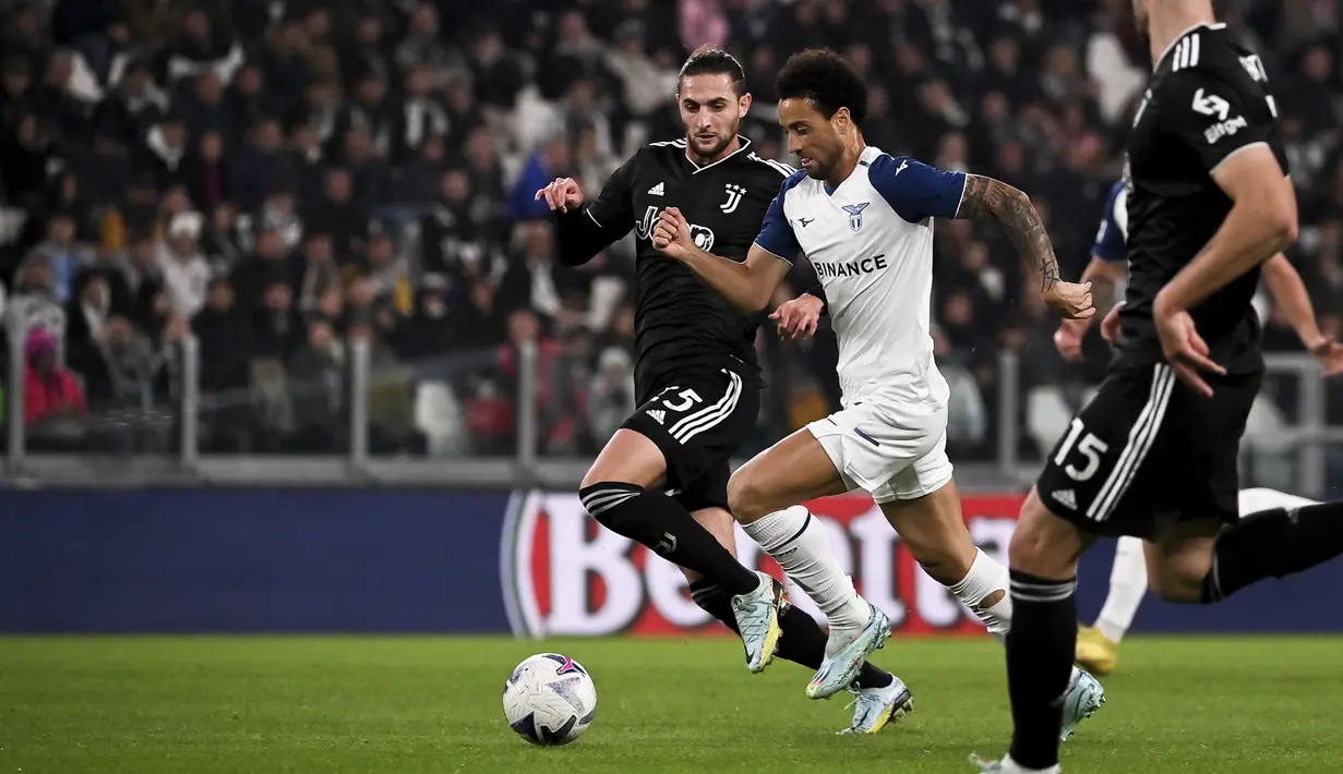 Gelandang Lazio Felipe Anderson berebut bola dengan gelandang Juventus Adrien Rabiot pada pekan ke-15 Serie A 2022/2023 di Allianz Stadium, Senin (14/11/2022) dini hari WIB. Kemenangan ini menuntun Juventus untuk menyalip Lazio di peringkat tiga klasemen sementara Liga Italia 2022/23. (Marco Alpozzi/LaPresse via AP)