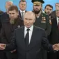 Presiden Vladimir Putin didampingi oleh Kepala Republik Chechnya Ramzan Kadyrov (tengah kiri) saat berbicara kepada para prajurit selama kunjungannya ke Universitas Pasukan Khusus di Gudermes, Republik Chechnya, Rusia, Selasa (20/8/2024). (Dok. Alexei Danichev, Sputnik, Kremlin Pool Photo via AP)