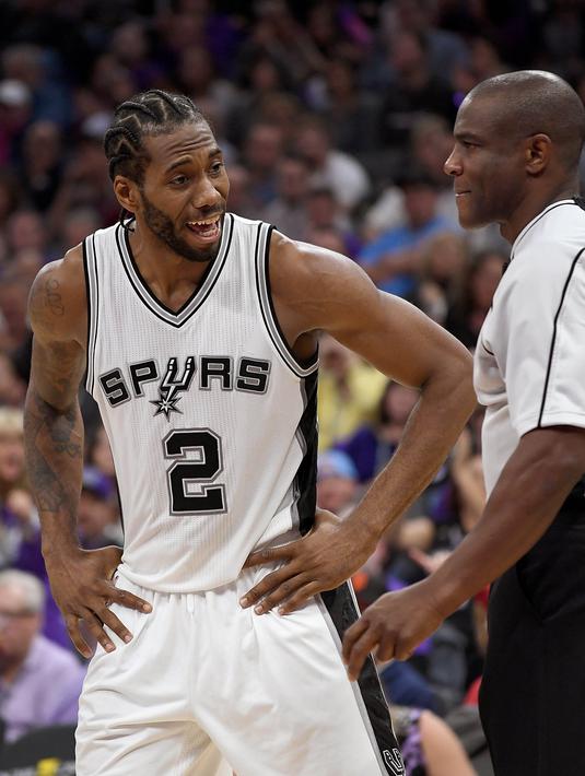 Pemain San Antonio Spurs, Kawhi Leonard #2 melakukan protes kepada wasit Tony Brown #6 saat melawan Sacramento Kings pada ajang NBA di Golden 1 Center, Sacramento, California, Kamis (27/10/2016). (AFP/Thearon W. Henderson/Getty Images)
