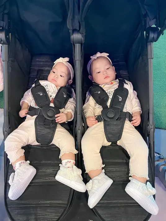 Memiliki anak kembar, pasangan ini juga kerap mendandaninya dengan pakaian kembar. Potretnya saat keduanya duduk di stroller. [Instagram/@anisarahma_12]