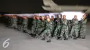 Puluhan prajurit membawa peti jenazah korban jatuhnya pesawat Hercules C-130, di Lanud Halim Perdanakusuma, Jakarta, Rabu (1/7/2015). Presiden Jokowi memimpin langsung upacara penerimaan jenazah. (Liputan6.com/Faizal Fanani)