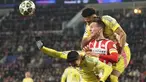 Pemain PSV, Luuk de Jong (tengah) berduel udara dengan dua pemain Juventus, Andrea Cambiaso (kiri) dan Lloyd Kelly dalam laga leg 2 babak play off Liga Champions 2024/2025 di Philips Stadion, Eindhoven, Belanda, Rabu (19/02/2025) waktu setempat. (AP Photo/Peter Dejong)