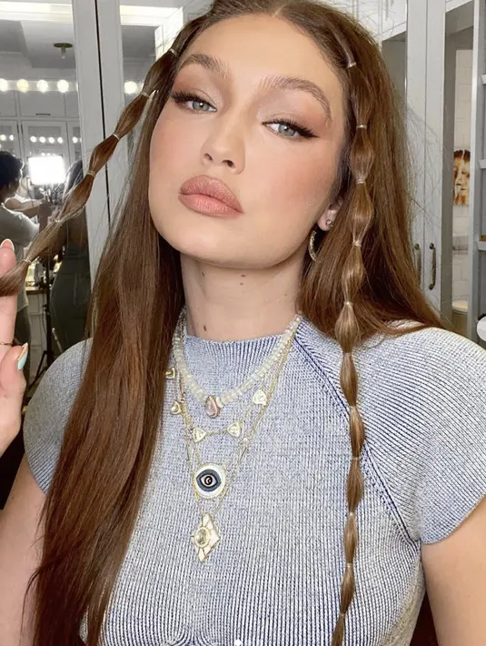 Aksen ikat pada sisi rambut juga ajan sempurna dijadikan inspirasi gaya rambut untuk menonton festival musik. Foto: Instagram/ Gigi Hadid]