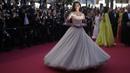 Model kelas dunia Winnie Harlow berpose untuk fotografer setibanya pada pemutaran perdana film 'Elvis' di festival film internasional ke-75, Cannes, Prancis selatan, Rabu (25/5/2022). Winnie Harlow  menambahkan kalung kristal, cincin, gelang dan anting-anting kecil untuk melengkapi tampilan formal. (AP Photo/Petros Giannakouris)