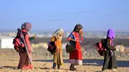Anak-anak sekolah difoto saat berjalan di sebuah kamp untuk pengungsi internal di pinggiran kota Marib di timur laut Yaman (26/10/2021). Kamp pengungsi ini merupakan benteng utara terakhir pemerintah Yaman yang didukung Saudi. (AFP/STR)