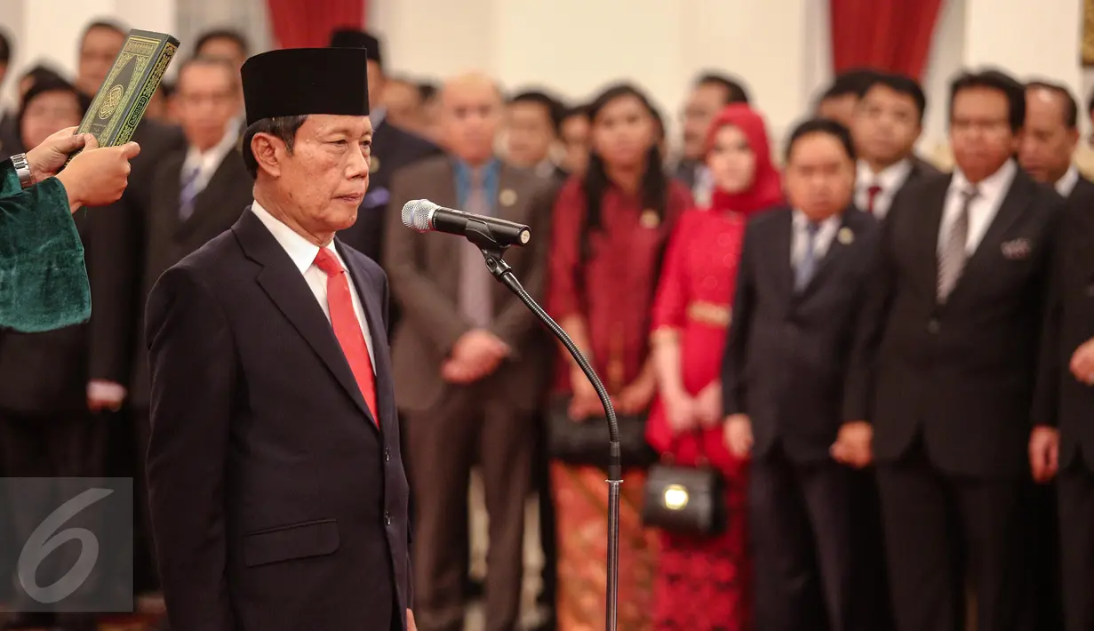 Letjen purnawirawan Sutiyoso saat pengambilan sumpah jabatan sebagai kepala BIN di Istana Negara, Jakarta, Rabu (8/7/2015). Sutiyoso resmi menjabat sebagai Kepala BIN baru menggantikan Marciano Norman. (Liputan6.com/Faizal Fanani)