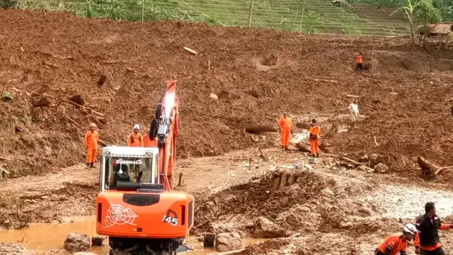Libatkan alat berat, pencarian korban longsor Brebes diperluas hingga sungai sekitar kawasan longsor Gunung Lio, Pasir Panjang. (Foto: Liputan6.com/BPBD Cilacap/Muhamad Ridlo)
