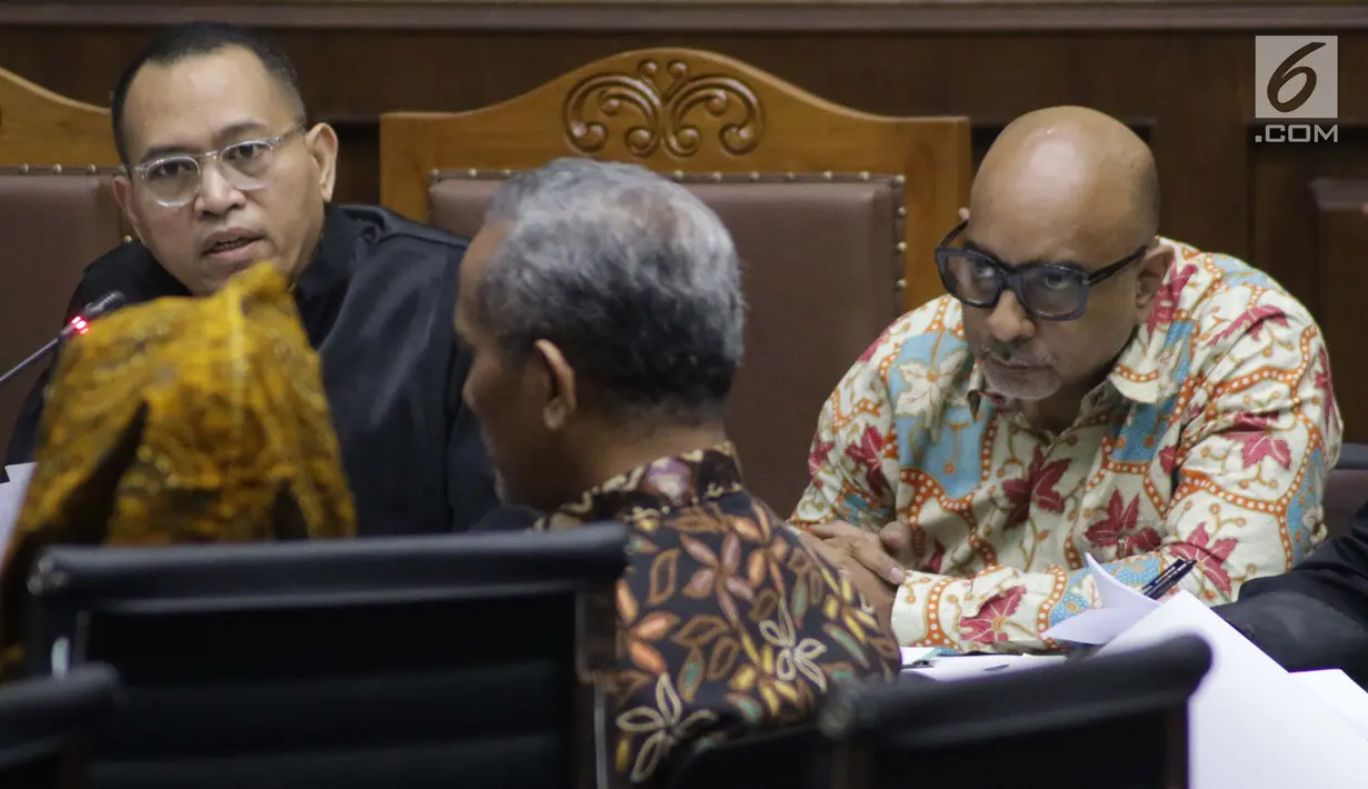 Terdakwa perantara suap mantan Direktur Produksi dan Teknologi Krakatau Steel terkait persetujuan pengadaan dua unit boiler berkapasitas 35 ton, Kurnia Alexander Muskitta (kanan) saat menjalani sidang lanjutan di Pengadilan Tipikor, Jakarta, Rabu (28/8/2019). (Liputan6.com/Helmi Fithriansyah)