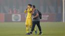 Penjaga gawang Timnas Indonesia, Cahya Supriadi yang baru kebobolan dua gol sepanjang babak penyisihan Grup A Piala AFF U-19 pun tak luput dari rasa kecewa dan sedih. (Bola.com/M Iqbal Ichsan)