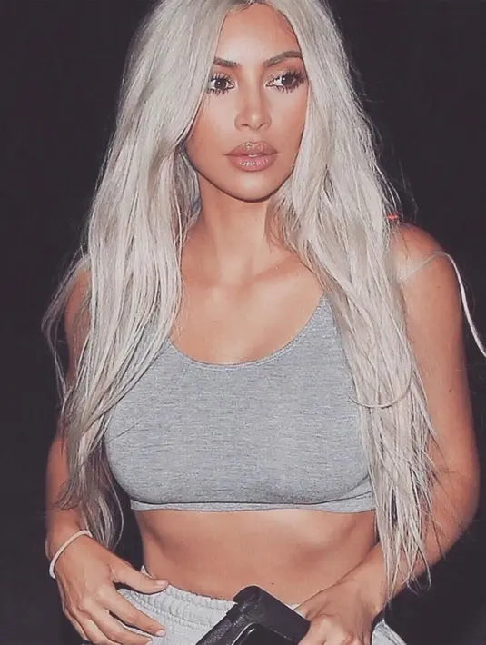 Seperti biasa, Kim Kardashian pun tampil memesona dengan sport bra warna abu-abu. (instagram/kimkardashian)