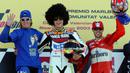Valentino Rossi bergaya dengan wig rambut kribo pada tahun 2003. (AFP/Javier Soriano)