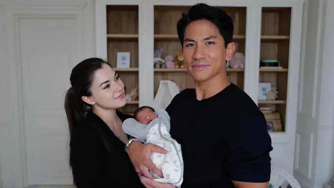 Sambut Kelahiran Anak Pertama, Gaya Kasual Serba Hitam Prince Abdul Mateen dan Princess Anisha Rosnah di Foto Perdana Sang Putri