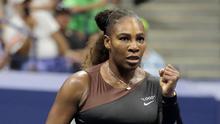Ekspresi Serena Williams setelah berhasil meraih poin saat melawan Magda Linette selama putaran pertama turnamen tenis AS Terbuka di New York, Amerika Serikat, Senin (27/8). (AP Photo/Julio Cortez)