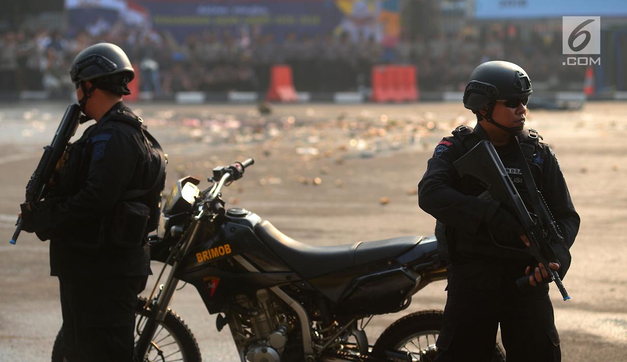 Polisi bersenjata bersiaga dalam apel pengamanan Asian Games 2018 di Lapangan Ditlantas Polda Metro Jaya, Jakarta, Selasa (31/7). (Merdeka.com/Imam Buhori)