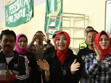 Istri Walikota Bandung Ridwan Kamil, Atalia Praratya (tengah) bernyanyi bersama pendukung Persebaya Surabaya di GOR Padjajaran, Bandung, Sabtu (7/1). Tiba di Bandung, ratusan bonek berkumpul di kawasan GOR Padjajaran. (Liputan6.com/Helmi Fithriansyah)