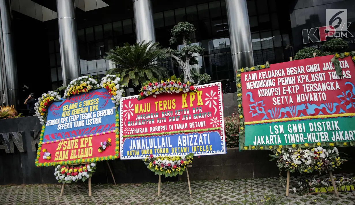 Karangan bunga berisi dukungan pada KPK di Gedung KPK, Jakarta, Senin (20/11). Karangan bunga tersebut sebagai bentuk dukungan masyarakat kepada KPK terhadap pemberantasan kasus korupsi e-KTP. (Liputan6.com/Faizal Fanani)