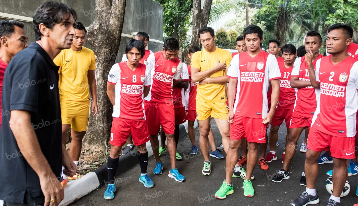Pelatih PSM Makassar, Luciano Leandro, memberikan arahan kepada anak asuhnya saat akan berlatih di sekitar perumahan Patra Jasa, Jakarta Selatan, Jumat (8/4/2016). Latihan ini merupakan persiapan jelang Trofeo Persija. (Bola.com/Vitalis Yogi Trisna)