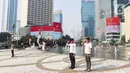 Pengibaran bendera Merah Putih di Bundaran Hotel Indonesia (HI), Jakarta, Kamis (15/8/2024). (Liputan6.com/Herman Zakharia)