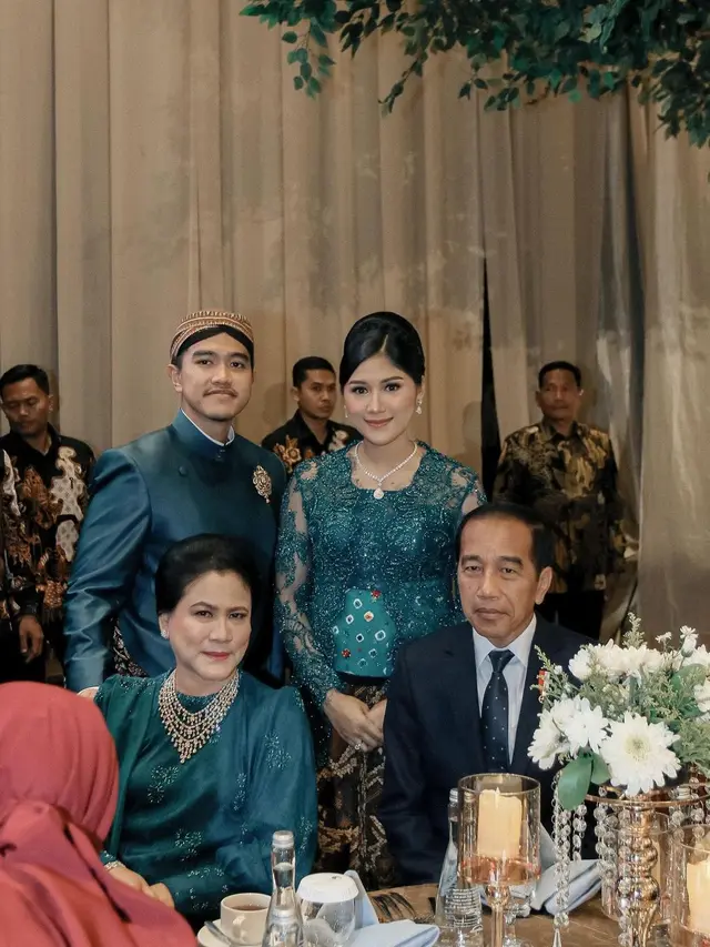 6 Adu Gaya Iriana Jokowi dan Erina Gudono Pakai Satu Set Perhiasan Mewah saat Kondangan, Siapa Paling Kinclong?