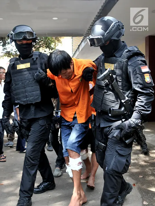 Polisi menggiring tersangka saat rilis kasus pencurian dengan kekerasan (curas) di Rumah Sakit Polri Sukanto, Jakarta, Minggu (3/2). Polisi menangkap tiga tersangka dan satu pelaku tewas karena mencoba melawan saat diringkus. (Merdeka.com/Iqbal Nugroho)