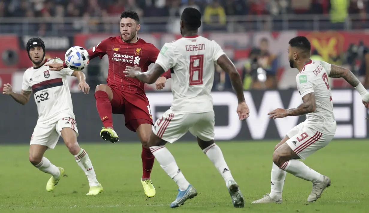 Gelandang Liverpool, Alex Oxlade-Chamberlain berusaha mengontrol bola dari kawalan tiga pemain Flamengo pada pertandingan final Piala Dunia Antarklub 2019 di Stadion Internasional Khalifa di Doha, Qatar (22/12/2019). Liverpool menang 1-0 atas Flamengo. (AP Photo/Hassan Ammar)