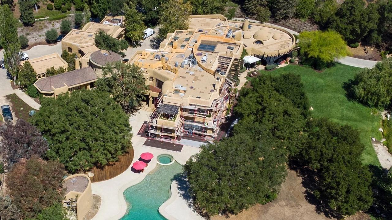Rumah mewah Will Smith, terletak di Santa Monica, Amerika Serikat, memiliki luas 2.322 meter persegi.