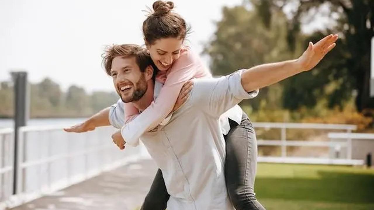 5 Tanda Pria Menyukaimu Secara Diam-Diam
