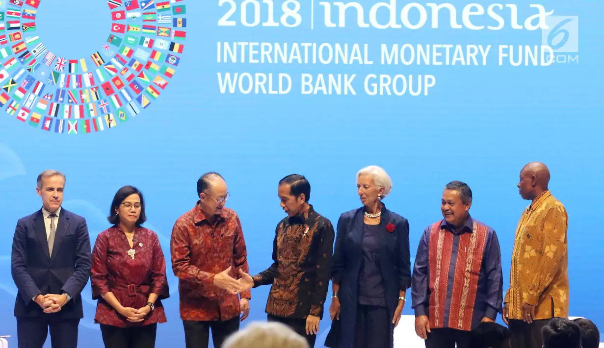 Presiden Joko Widodo menyalami Presiden Grup Bank Dunia Jim Yong Kim dalam Bali Fintech Agenda IMF-WB 2018, Bali, Kamis (11/10). Jokowi mengatakan pemerintah Indonesia tengah mencoba membuat beberapa regulasi mewadahi fintech. (Liputan6.com/Angga Yuniar)