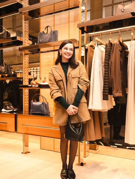 Untuk merayakan momen ini, Tod’s mengundang para tamu untuk mengenal lebih dekat keunggulan craftsmanship Italia melalui demonstrasi eksklusif secara langsung. Seorang artisan ahli Tod’s dari Italia memperlihatkan ketelitian pengerjaan tangan di balik kreasi ikonis dari rumah mode ini, menghadirkan kesempatan langka untuk menyaksikan presisi dan warisan yang menjadi esensi dunia Tod’s.