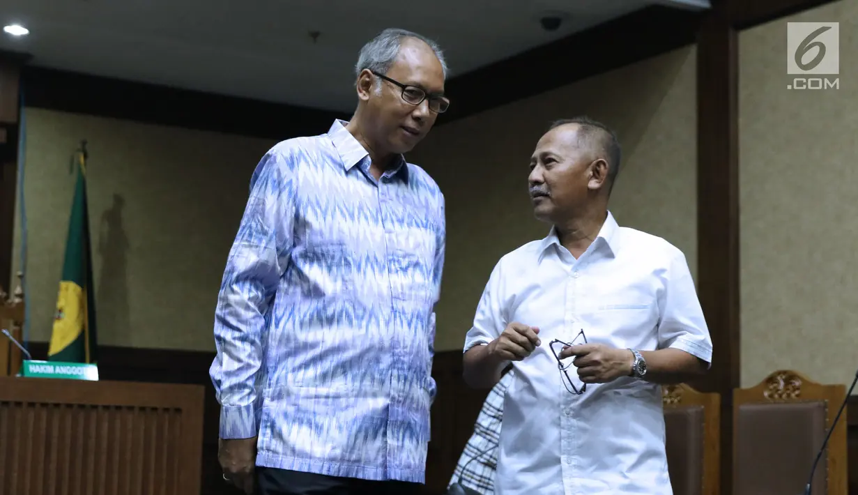 Terdakwa perintangan penyidikan korupsi E-KTP, Bimanesh Sutarjo bersama kuasa hukumnya usai sidang putusan di Pengadilan Tipikor Jakarta, Senin (16/7). Bimanesh dinyatakan bersalah dan dijatuhi hukuman tiga tahun penjara. (Liputan6.com/Helmi Fithriansyah)