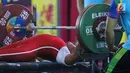 Atlet Para Powerlifting Indonesia, Ni Nengah Widiasih saat melakukan angkatan pada Asian Para Games 2018 di Jakarta, Minggu (7/10). Ni Nengah berhasil menyumbang perak perdana untuk Indonesia di Asian Para Games 2018. (Liputan6.com/Helmi Fithriansyah)