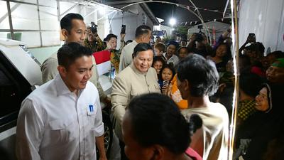 Momen Prabowo Malam-Malam Sambangi Warga Relokasi Senen di Rumah Baru