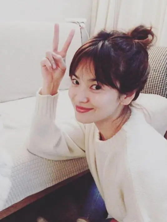 Song Hye Kyo menjelaskan bahwa ia menggunakan bahan alami untuk merawat kulit tubuhnya. Putih telur dan madu menjadi kunci ia tampak awet muda. (viainstagram@kyo1122/Bintang.com) 