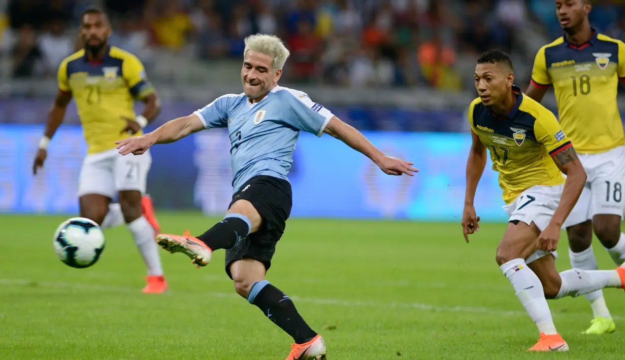 Gelandang timnas Uruguay, Nicolas Lodeiro berhaisl mencetak gol ke gawang Ekuador dalam laga pertama Grup C Copa America 2019 di Stadion Mineirao, Brasil, Minggu (16/6/2019). Uruguay berhasil memetik kemenangan besar 4-0 atas Ekuador. (AP/Eugenio Savio)