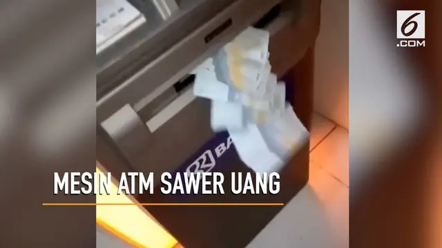 Diduga penyangga uang rusak, mesin ATM ini berhamburan mengeluarkan uang.