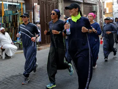Perempuan Arab Saudi jogging di jalanan Distrik Al-Balad, Jeddah, Kamis (8/3). Aksi ini dilakukan dalam memperingati Women's Day atau Hari Perempuan Internasional. (Amer HILABI/AFP)