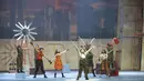 Para pemeran teater tampil dalam pertunjukan musikal Senja Teduh Pelita di Graha Bhakti Budaya, Taman Ismail Marzuki (TIM), Jakarta, Jumat (3/7/2026). Musikal ini diadaptasi dari lagu grup musik Maliq & D’Essentials yang  menceritakan tentang sekelompok anak-anak di masa depan yang berusaha membangun kembali dunia yang sudah hancur dan menyelamatkan orangtua mereka.(Kapanlagi.com/Budy Santoso)