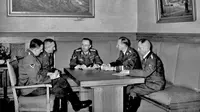 Heinrich Mueller (paling kanan) sedang rapat bersama Himmler pada 1939. (Sumber Wikimedia Commons)