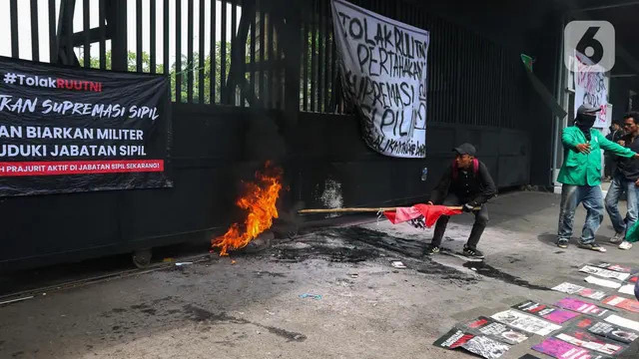 Aksi Bakar Ban Panaskan Unjuk Rasa Menolak Pengesahan RUU TNI Jadi Undang-Undang