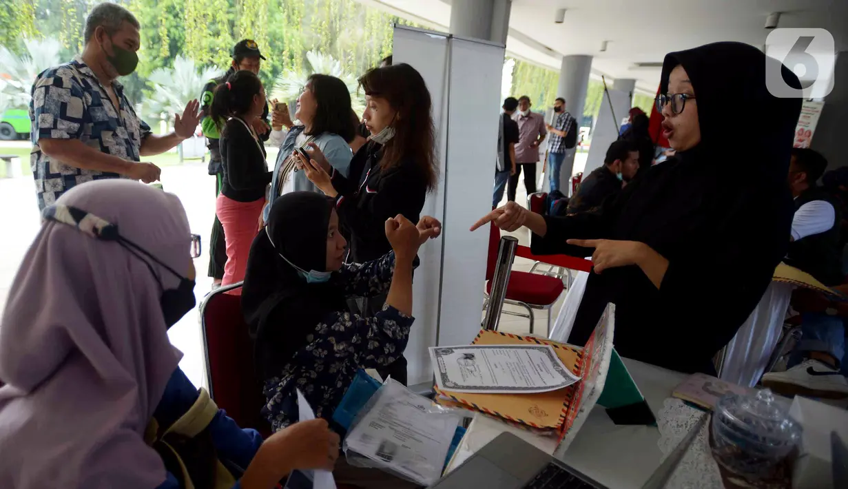 Petugas melayani pelamar kerja disabilitas pada acara Job Fair Disabilitas bertajuk Cinta Disabilitas di Lapangan Banteng, Jakarta, Sabtu (3/12/2022). Sebanyak 20 perusahaan dari BUMD DKI Jakarta dan perusahaan swasta lainnya yang ikut serta dalam acara ini. (merdeka.com/Imam Buhori)