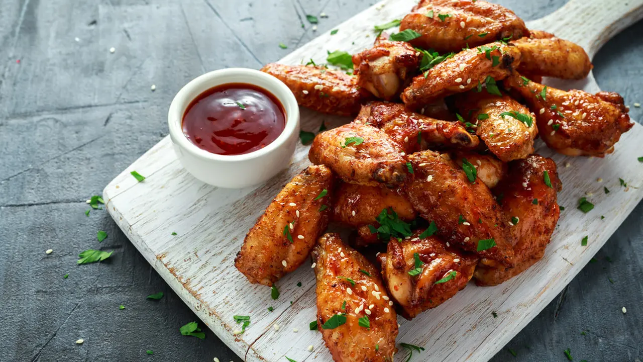Trik Mudah Bikin Chicken Wings Ala Resto, Rahasianya Ada di Racikan Sausnya!