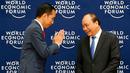 Presiden Joko Widodo atau Jokowi (kiri) memberi salam kepada Perdana Menteri Vietnam Nguyen Xuan Phuc (kanan) saat menghadiri pembukaan World Economic Forum on ASEAN di Hanoi, Vietnam, Rabu (12/9). (AP Photo/Bullit Marquez)