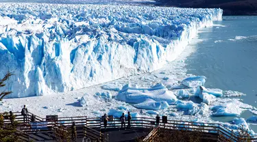 Wisatawan menikmati Gletser Perito Moreno di Taman Nasional Los Glaciares, dekat El Calafate, provinsi Santa Cruz, Argentina, pada 13 Agustus 2024. (Walter Diaz / AFP)