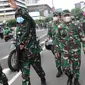 Mayjen TNI Dudung Abdurachman bersama Marinir AL saat menghalau massa usai terjadi pelemparan batu di Jalan MH, Thamrin, Jakarta, Selasa (13/10/2020). Massa pengunjuk rasa yang menolak Omnibus Law UU Cipta Kerja akhirnya dibubarkan aparat.(merdeka.com/Arie Basuki)