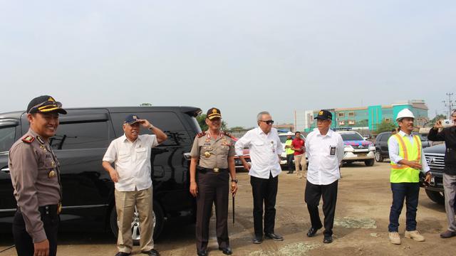 Menteri Pekerjaan Umum dan Perumahan Rakyat (PUPR), Basuki Hadimuljono dan Kapolda Jateng Irjen Condro Kirono meninjau Tol Brebes-Pemalang. (Foto: Liputan6.com/Polres Pemalang/Muhamad Ridlo)