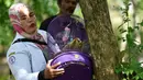 Petugas Badan Konservasi Alam Indonesia (BKSDA) melepaskan Kukang Sumatra (Nycticebus coucang) di kawasan hutan Aceh Besar, Aceh, Kamis (1/8/2019). BKSDA Aceh melepasliarkan dua ekor satwa langka dan lindungi yakni Kukang Sumatra dan elang laut dada putih. (CHAIDEER MAHYUDDIN/AFP)