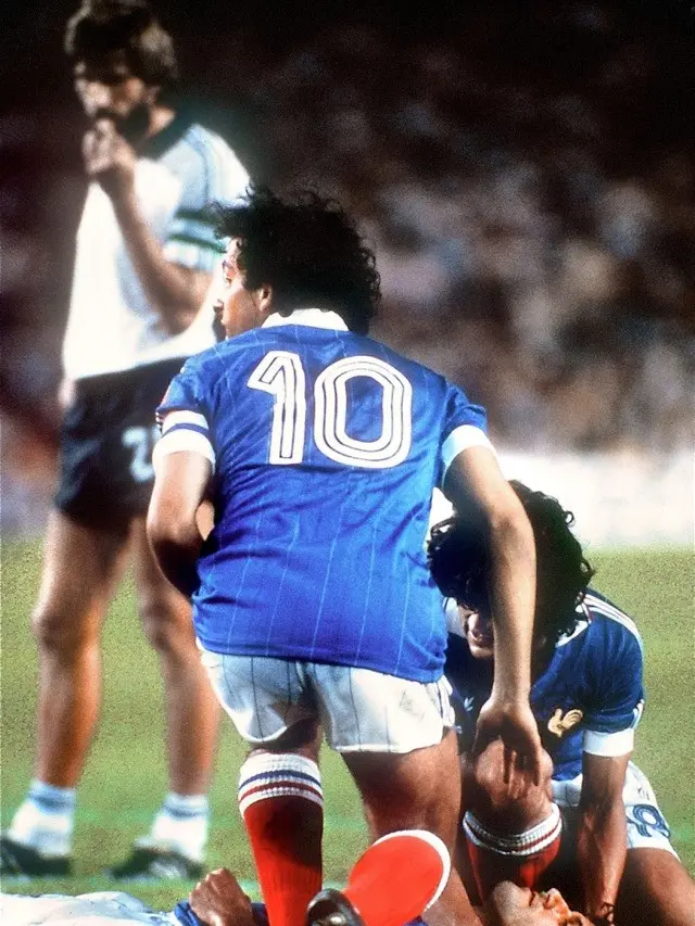 Patrick Battiston usai ditabrak Harald Schumacher (Photo: AFP)