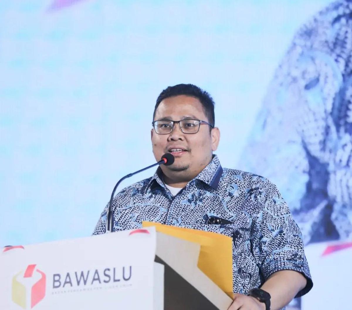 Rahmat menjabarkan kriteria alat peraga kampanye. Dia lantas menyentil kata-kata mohon doa restu yang kerap ada dalam alat kampanye.